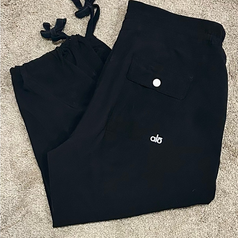 ALO Yoga Black cargo cropped Joggers, size medium.